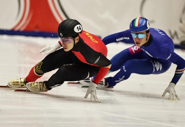 (251122) -- GDANSK, Nov. 22, 2025 (Xinhua) -- Liu Shaoang (L) of China competes during the mixed team relay semifinal at the ISU Short Track World Tour #3 speed skating event in Gdansk, Poland, Nov. 21, 2025. (Xinhua/Gao Jing)
