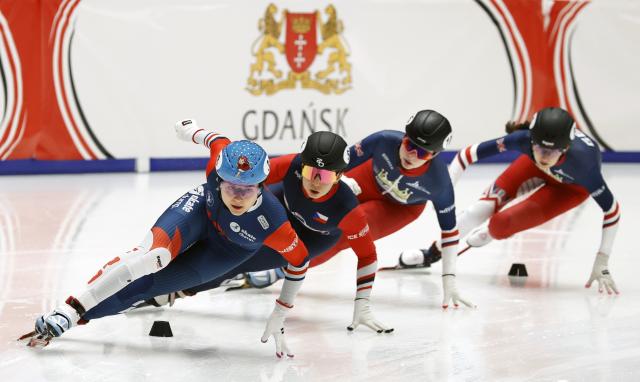 (251122) -- GDANSK, Nov. 22, 2025 (Xinhua) -- Cloe Ollivier (1st L) of France competes during the mixed team relay semifinal at the ISU Short Track World Tour #3 speed skating event in Gdansk, Poland, Nov. 21, 2025. (Xinhua/Gao Jing)