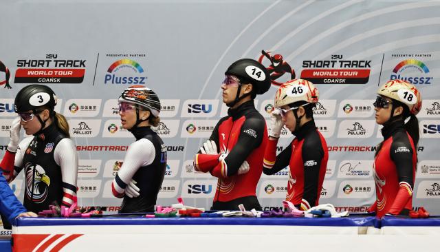 (251122) -- GDANSK, Nov. 22, 2025 (Xinhua) -- Members of Team China (R) react before the mixed team relay semifinal at the ISU Short Track World Tour #3 speed skating event in Gdansk, Poland, Nov. 21, 2025. (Xinhua/Gao Jing)