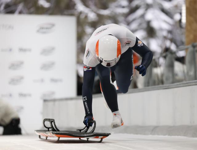 (251122) -- CORTINA D'AMPEZZO, Nov. 22, 2025 (Xinhua) -- Joeri van Kuppeveld of the Netherlands competes during the ISBF World Cup Men's Skeleton match in Cortina D'Ampezzo, Italy, Nov. 21, 2025. (Xinhua/Li Jing)