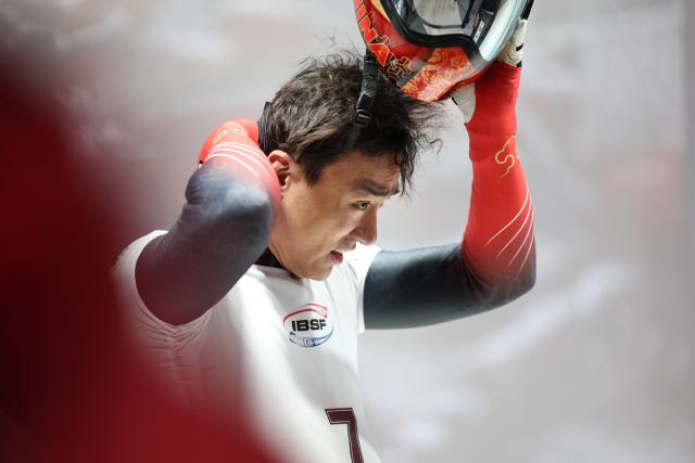 (251122) -- CORTINA D'AMPEZZO, Nov. 22, 2025 (Xinhua) -- Yin Zheng of China reacts after the ISBF World Cup Men's Skeleton match in Cortina D'Ampezzo, Italy, Nov. 21, 2025. (Xinhua/Li Jing)