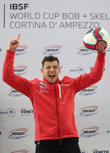 (251122) -- CORTINA D'AMPEZZO, Nov. 22, 2025 (Xinhua) -- Gold medalist Matt Weston of Britain reacts during the awarding ceremony of the ISBF World Cup Men's Skeleton match in Cortina D'Ampezzo, Italy, Nov. 21, 2025. (Xinhua/Li Jing)
