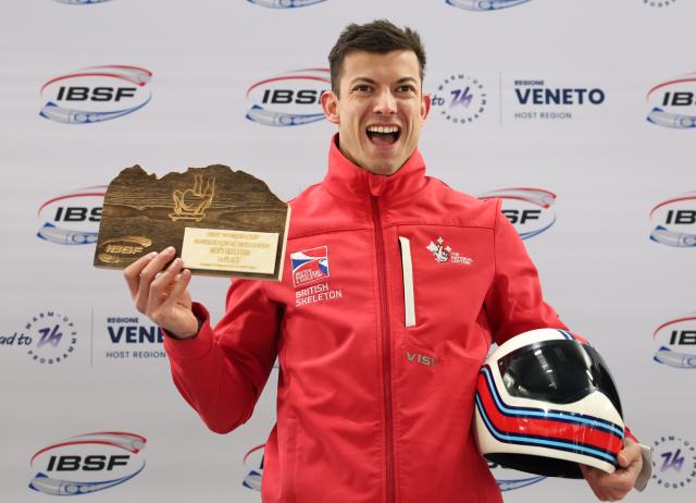 (251122) -- CORTINA D'AMPEZZO, Nov. 22, 2025 (Xinhua) -- Gold medalist Matt Weston of Britain reacts during the awarding ceremony of the ISBF World Cup Men's Skeleton match in Cortina D'Ampezzo, Italy, Nov. 21, 2025. (Xinhua/Li Jing)