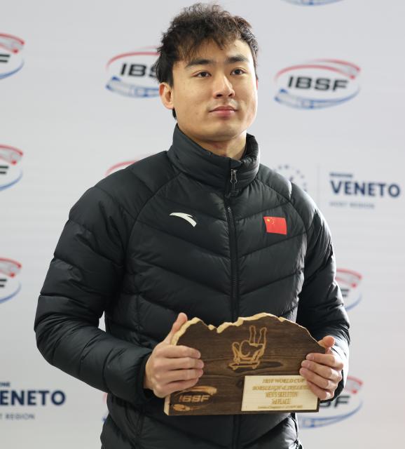 (251122) -- CORTINA D'AMPEZZO, Nov. 22, 2025 (Xinhua) -- Bronze medalist Yin Zheng of China reacts during the awarding ceremony of the ISBF World Cup Men's Skeleton match in Cortina D'Ampezzo, Italy, Nov. 21, 2025. (Xinhua/Li Jing)