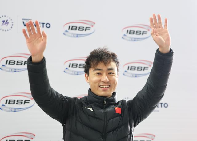 (251122) -- CORTINA D'AMPEZZO, Nov. 22, 2025 (Xinhua) -- Bronze medalist Yin Zheng of China reacts during the awarding ceremony of the ISBF World Cup Men's Skeleton match in Cortina D'Ampezzo, Italy, Nov. 21, 2025. (Xinhua/Li Jing)