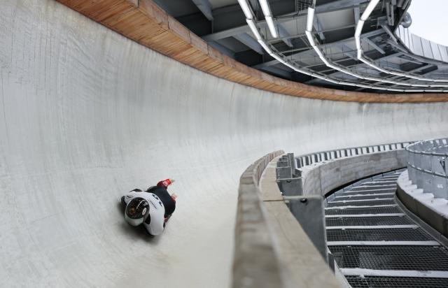 (251122) -- CORTINA D'AMPEZZO, Nov. 22, 2025 (Xinhua) -- Lin Qinwei of China competes during the ISBF World Cup Men's Skeleton match in Cortina D'Ampezzo, Italy, Nov. 21, 2025. (Xinhua/Li Jing)