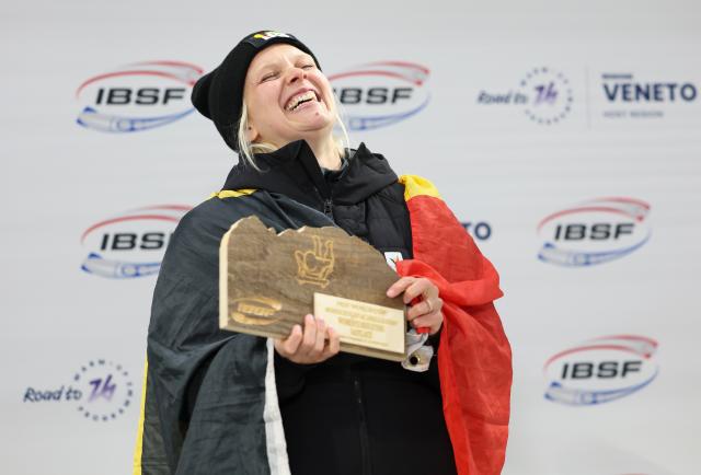 (251122) -- CORTINA D'AMPEZZO, Nov. 22, 2025 (Xinhua) -- Third-placed Kim Meylemans of Belgium reacts on the podium after the ISBF World Cup Women's Skeleton match in Cortina D'Ampezzo, Italy, Nov. 21, 2025. (Xinhua/Li Jing)