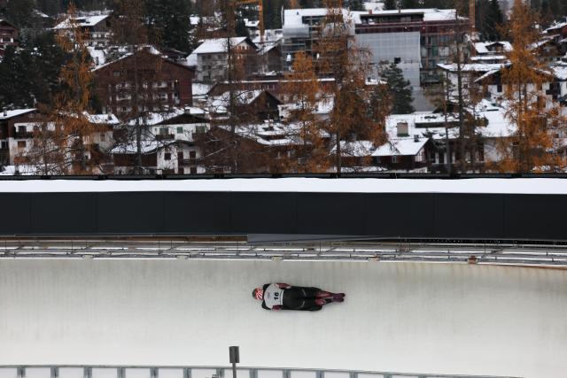 (251122) -- CORTINA D'AMPEZZO, Nov. 22, 2025 (Xinhua) -- Jane Channell of Canada competes during the ISBF World Cup Women's Skeleton match in Cortina D'Ampezzo, Italy, Nov. 21, 2025. (Xinhua/Li Jing)