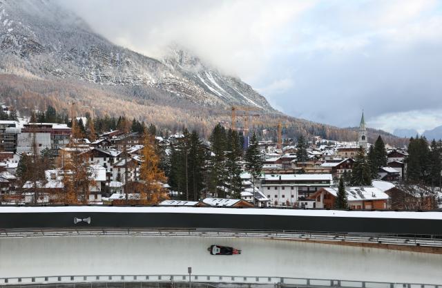(251122) -- CORTINA D'AMPEZZO, Nov. 22, 2025 (Xinhua) -- Li Yuxi of China competes during the ISBF World Cup Women's Skeleton match in Cortina D'Ampezzo, Italy, Nov. 21, 2025. (Xinhua/Li Jing)