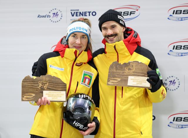 (251122) -- CORTINA D'AMPEZZO, Nov. 22, 2025 (Xinhua) -- Second-placed Jacqueline Pfeifer (L)/Axel Jungk of Germany celebrate during the awarding ceremony of the ISBF World Cup Skeleton Mixed Team match in Cortina D'Ampezzo, Italy, Nov. 21, 2025. (Xinhua/Li Jing)