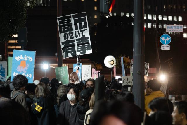(251122) -- TOKYO, Nov. 22, 2025 (Xinhua) -- People attend a protest in front of the Japanese prime minister's official residence in Tokyo, Japan, Nov. 21, 2025. Hundreds of Japanese people held a protest in front of the prime minister's official residence in Tokyo on Friday, demanding that Prime Minister Sanae Takaichi retract her recent erroneous remarks on Taiwan and offer an explanation and apology. (Xinhua/Jia Haocheng)