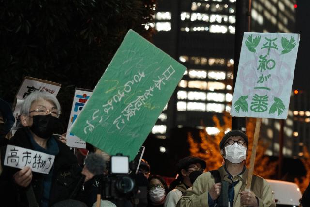 (251122) -- TOKYO, Nov. 22, 2025 (Xinhua) -- People attend a protest in front of the Japanese prime minister's official residence in Tokyo, Japan, Nov. 21, 2025. Hundreds of Japanese people held a protest in front of the prime minister's official residence in Tokyo on Friday, demanding that Prime Minister Sanae Takaichi retract her recent erroneous remarks on Taiwan and offer an explanation and apology. (Xinhua/Jia Haocheng)