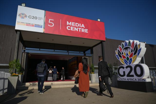 (251122) -- JOHANNESBURG, Nov. 22, 2025 (Xinhua) -- Media professionals enter the media center for the Group of 20 (G20) Leaders' Summit in Johannesburg, South Africa, Nov. 22, 2025. The summit is held here from Nov. 22 to 23. (Xinhua/Yang Guang)