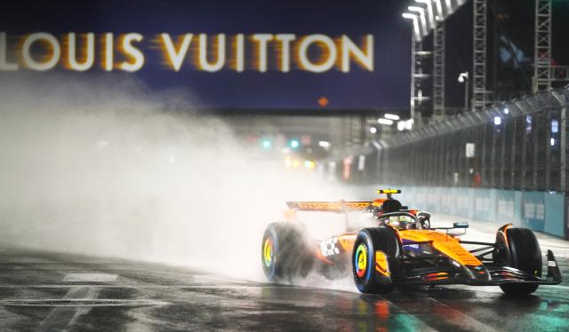 (251122) -- LAS VEGAS, Nov. 22, 2025 (Xinhua) -- McLaren's British driver Lando Norris competes during the qualifying session of the 2025 Formula One U.S. Grand Prix at Las Vegas Circuit, in Las Vegas, the United States, Nov. 21, 2025. (Xinhua/Wu Xiaoling)