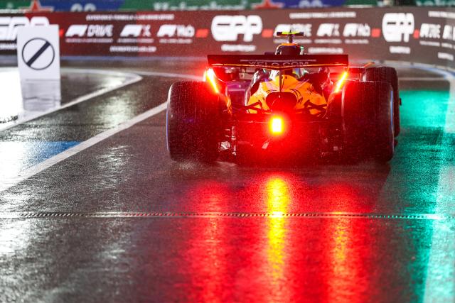 (251122) -- LAS VEGAS, Nov. 22, 2025 (Xinhua) -- McLaren's British driver Lando Norris competes during the qualifying session of the 2025 Formula One U.S. Grand Prix at Las Vegas Circuit, in Las Vegas, the United States, Nov. 21, 2025. (Photo by Qian Jun/Xinhua)