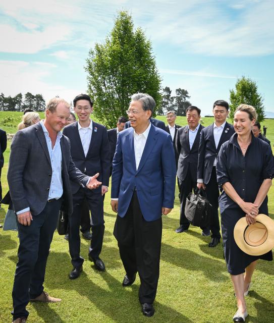 (251122) -- WELLINGTON, Nov. 22, 2025 (Xinhua) -- Zhao Leji, chairman of China's National People's Congress Standing Committee, visits a local family at Gilchrist Brothers Farm in Christchurch, New Zealand, Nov. 21, 2025. Zhao paid an official visit to the country from Wednesday to Saturday at the invitation of Speaker of the New Zealand House of Representatives Gerry Brownlee. (Xinhua/Li Xiang)
