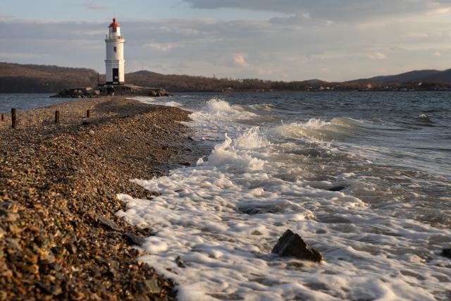 (251122) -- VLADIVOSTOK, Nov. 22, 2025 (Xinhua) -- This photo taken on Nov. 21, 2025 shows a sunset view of the Tokarevsky Lighthouse in Vladivostok, Russia. As one of Vladivostok's landmarks, the lighthouse was put into use in 1913 and remains in operation today. (Photo by Andrey Matveenko/Xinhua)