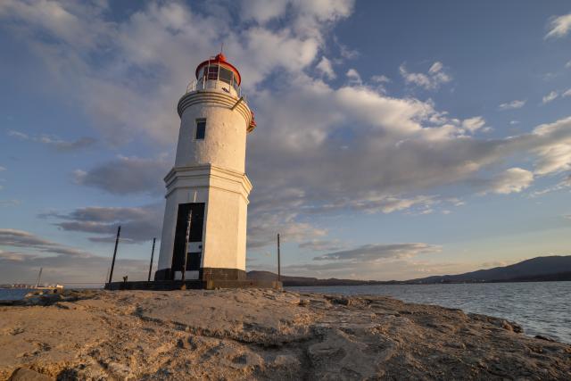 (251122) -- VLADIVOSTOK, Nov. 22, 2025 (Xinhua) -- This photo taken on Nov. 21, 2025 shows a sunset view of the Tokarevsky Lighthouse in Vladivostok, Russia. As one of Vladivostok's landmarks, the lighthouse was put into use in 1913 and remains in operation today. (Photo by Andrey Matveenko/Xinhua)