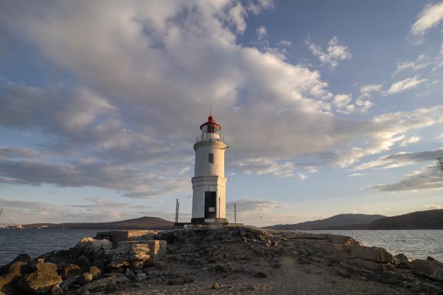 (251122) -- VLADIVOSTOK, Nov. 22, 2025 (Xinhua) -- This photo taken on Nov. 21, 2025 shows a sunset view of the Tokarevsky Lighthouse in Vladivostok, Russia. As one of Vladivostok's landmarks, the lighthouse was put into use in 1913 and remains in operation today. (Photo by Andrey Matveenko/Xinhua)