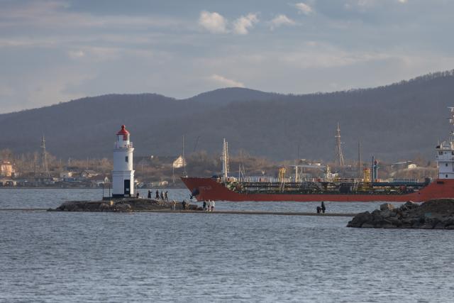 (251122) -- VLADIVOSTOK, Nov. 22, 2025 (Xinhua) -- This photo taken on Nov. 21, 2025 shows a sunset view of the Tokarevsky Lighthouse in Vladivostok, Russia. As one of Vladivostok's landmarks, the lighthouse was put into use in 1913 and remains in operation today. (Photo by Andrey Matveenko/Xinhua)