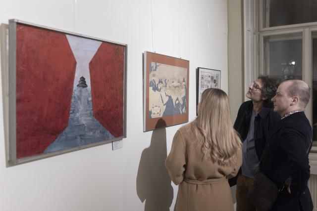 (251122) -- LJUBLJANA, Nov. 22, 2025 (Xinhua) -- People visit an art exhibition featuring works by Chinese and Slovenian artists in Ljubljana, Slovenia, Nov. 21, 2025. TO GO WITH "Art exhibition showcasing Chinese, Slovenian works opens in Ljubljana" (Photo by Zeljko Stevanic/Xinhua)