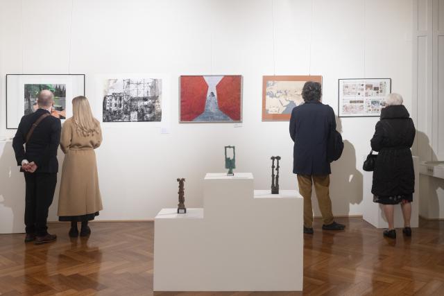 (251122) -- LJUBLJANA, Nov. 22, 2025 (Xinhua) -- People visit an art exhibition featuring works by Chinese and Slovenian artists in Ljubljana, Slovenia, Nov. 21, 2025. TO GO WITH "Art exhibition showcasing Chinese, Slovenian works opens in Ljubljana" (Photo by Zeljko Stevanic/Xinhua)