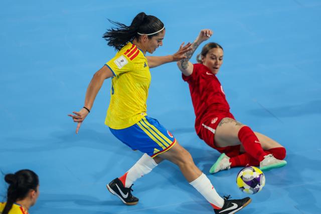 (251122) -- PASIG CITY, Nov. 22, 2025 (Xinhua) -- Merlin Salcedo (L) of Colombia vies against Erika Pion (R) of Canada during the match between Colombia and Canada at the FIFA Futsal Women's World Cup 2025 in Pasig City, the Philippines, Nov. 22, 2025. (Xinhua/Rouelle Umali)