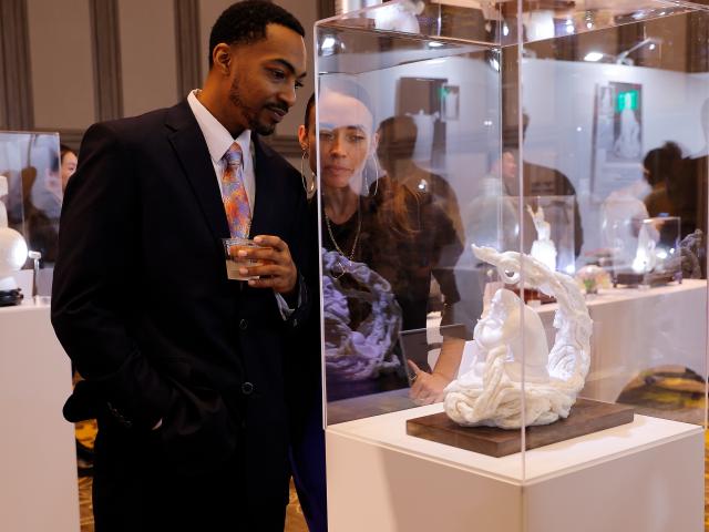 (251122) -- LOS ANGELES, Nov. 22, 2025 (Xinhua) -- Visitors view an artwork at an exhibition showcasing China's Dehua white porcelain in Los Angeles, the United States, Nov. 21, 2025. The exhibition opened here Friday, drawing over 100 attendees from both countries and aiming to highlight traditional Chinese culture while promoting cross-cultural exchange.
  Titled "The Aesthetics of Harmony: Blanc de Chine, Porcelain from Dehua," the exhibition featured around 100 finely crafted ceramic artworks and photographic pieces. (Photo by Qiu Chen/Xinhua)