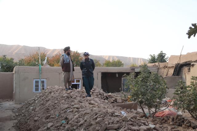 (251122) -- KHULM, Nov. 22, 2025 (Xinhua) -- People inspect earthquake-struck houses in Khulm district, the area that suffered the heaviest destruction in northern Samangan province, Afghanistan, Nov. 17, 2025. A series of devastating earthquakes struck parts of post-war Afghanistan in August and November this year, respectively, resulting in significant loss of life and extensive property damage. (Photo by M.Fardin Nawrozai/Xinhua)