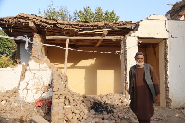 (251122) -- KHULM, Nov. 22, 2025 (Xinhua) -- A man inspects an earthquake-struck house in Khulm district, the area that suffered the heaviest destruction in northern Samangan province, Afghanistan, Nov. 17, 2025. A series of devastating earthquakes struck parts of post-war Afghanistan in August and November this year, respectively, resulting in significant loss of life and extensive property damage. (Photo by M.Fardin Nawrozai/Xinhua)