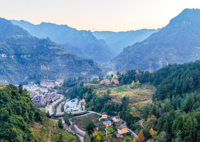 (251122) -- CHONGQING, Nov. 22, 2025 (Xinhua) -- An aerial drone photo taken on Nov. 22, 2025 shows a view in Zhongyi Township, Shizhu County, southwest China's Chongqing. Located in Wuling Mountain area, Zhongyi Township in recent years has developed several characteristic industries so as to build a modern agricultural industrial system.
  In addition, the township has also improved human settlement environment and infrastructure, attracting many tourists. (Xinhua/Tang Yi)