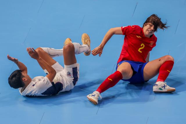 (251122) -- PASIG CITY, Nov. 22, 2025 (Xinhua) -- Noelia Montoro (R) of Spain vies against Sangrawee Meekham of Thailand during the match between Spain and Thailand at the FIFA Futsal Women's World Cup 2025 in Pasig City, the Philippines, Nov. 22, 2025. (Xinhua/Rouelle Umali)