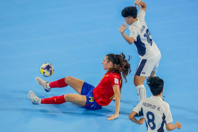 (251122) -- PASIG CITY, Nov. 22, 2025 (Xinhua) -- Irene Cordoba (L) of Spain vies against players of Thailand during the match between Spain and Thailand at the FIFA Futsal Women's World Cup 2025 in Pasig City, the Philippines, Nov. 22, 2025. (Xinhua/Rouelle Umali)