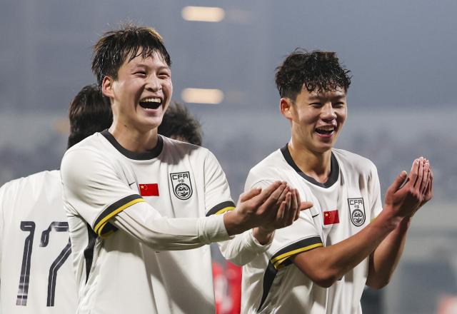 (251122) -- CHONGQING, Nov. 22, 2025 (Xinhua) -- Zhang Bolin (front L) of China celebrates his goal during a Group A match of the AFC U17 Asian Cup 2026 qualifiers between China and Bahrain in Chongqing, China, Nov. 22, 2025. (Xinhua/Huang Wei)