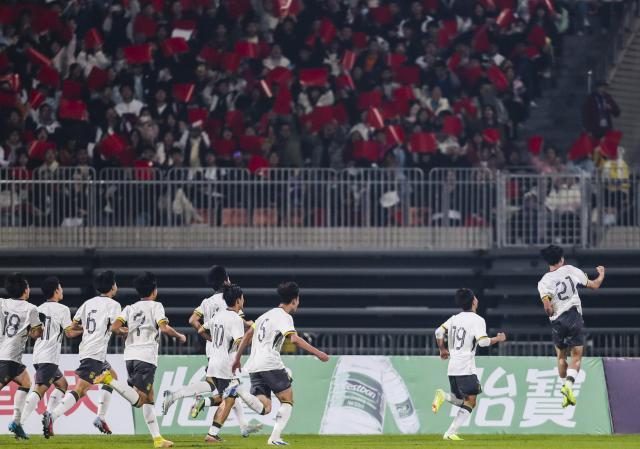 (251122) -- CHONGQING, Nov. 22, 2025 (Xinhua) -- Shuai Weihao (1st R) of China celebrates his goal during a Group A match of the AFC U17 Asian Cup 2026 qualifiers between China and Bahrain in Chongqing, China, Nov. 22, 2025. (Xinhua/Huang Wei)