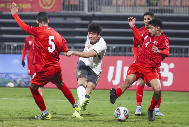 (251122) -- CHONGQING, Nov. 22, 2025 (Xinhua) -- Xie Jin (2nd L) of China shoots the ball during a Group A match of the AFC U17 Asian Cup 2026 qualifiers between China and Bahrain in Chongqing, China, Nov. 22, 2025. (Xinhua/Huang Wei)