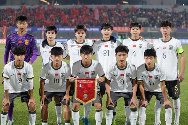 (251122) -- CHONGQING, Nov. 22, 2025 (Xinhua) -- Players of China pose for a group photo before a Group A match of the AFC U17 Asian Cup 2026 qualifiers between China and Bahrain in Chongqing, China, Nov. 22, 2025. (Xinhua/Huang Wei)