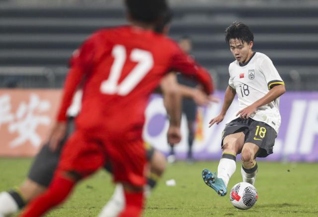 (251122) -- CHONGQING, Nov. 22, 2025 (Xinhua) -- Xu Zhengpeng (R) of China passes the ball during a Group A match of the AFC U17 Asian Cup 2026 qualifiers between China and Bahrain in Chongqing, China, Nov. 22, 2025. (Xinhua/Huang Wei)
