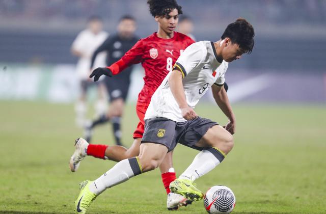 (251122) -- CHONGQING, Nov. 22, 2025 (Xinhua) -- Xie Jin (front) of China breaks through during a Group A match of the AFC U17 Asian Cup 2026 qualifiers between China and Bahrain in Chongqing, China, Nov. 22, 2025. (Xinhua/Huang Wei)