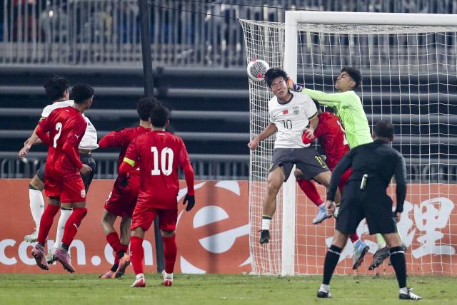 (251122) -- CHONGQING, Nov. 22, 2025 (Xinhua) -- Kuang Zhaolei (top L) of China vies for the ball during a Group A match of the AFC U17 Asian Cup 2026 qualifiers between China and Bahrain in Chongqing, China, Nov. 22, 2025. (Xinhua/Huang Wei)