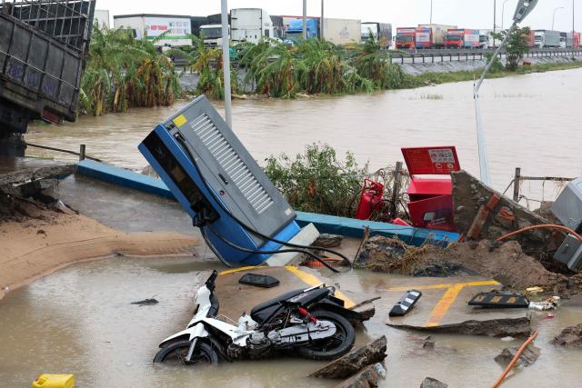 (251122) -- HANOI, Nov. 22, 2025 (Xinhua) -- This photo taken on Nov. 22, 2025 shows a section of national highway damaged by flood in Dak Lak Province, Vietnam. The number of people killed by severe flooding in central Vietnam has risen to 72 as of Saturday afternoon, local daily VnExpress reported, citing the Vietnam Disaster and Dyke Management Authority.
  Thirteen people remain unaccounted for, according to the report. (VNA/Handout via Xinhua)