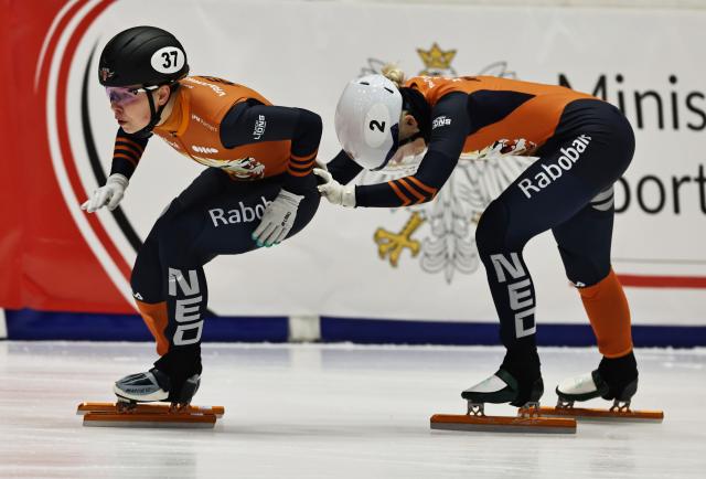 (251123) -- GDANSK, Nov. 23, 2025 (Xinhua) -- Diede Van Oorschot (L) and Xandra Velzeboer of team the Netherlands compete during the women's 3000m relay fianl A at the ISU Short Track World Tour #3 speed skating event in Gdansk, Poland, Nov. 22, 2025. (Xinhua/Gao Jing)