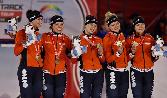 (251123) -- GDANSK, Nov. 23, 2025 (Xinhua) -- Team the Netherlands pose for a group photo during the awarding ceremony for the women's 3000m relay fianl A at the ISU Short Track World Tour #3 speed skating event in Gdansk, Poland, Nov. 22, 2025. (Xinhua/Gao Jing)