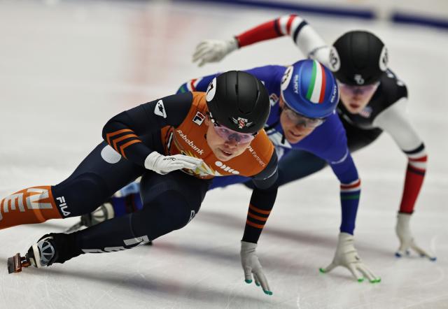 (251123) -- GDANSK, Nov. 23, 2025 (Xinhua) -- Diede Van Oorschot of team the Netherlands competes during the women's 3000m relay fianl A at the ISU Short Track World Tour #3 speed skating event in Gdansk, Poland, Nov. 22, 2025. (Xinhua/Gao Jing)