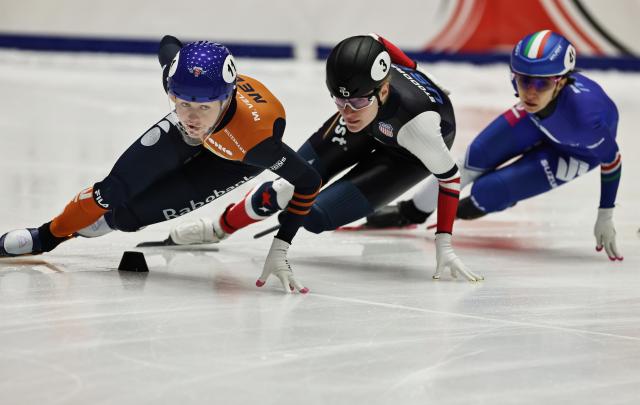 (251123) -- GDANSK, Nov. 23, 2025 (Xinhua) -- Michelle Velzeboer of team the Netherlands competes during the women's 3000m relay fianl A at the ISU Short Track World Tour #3 speed skating event in Gdansk, Poland, Nov. 22, 2025. (Xinhua/Gao Jing)