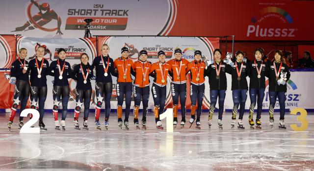 (251123) -- GDANSK, Nov. 23, 2025 (Xinhua) -- Gold medalists team the Netherlands (C), silver medalists team the United States (L) and bronze medalists team Japan pose for a photo during the awarding ceremony for the women's 3000m relay fianl A at the ISU Short Track World Tour #3 speed skating event in Gdansk, Poland, Nov. 22, 2025. (Xinhua/Gao Jing)