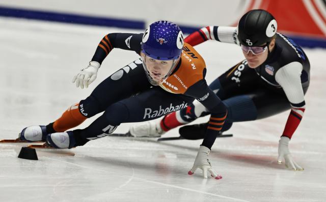 (251123) -- GDANSK, Nov. 23, 2025 (Xinhua) -- Michelle Velzeboer of team the Netherlands competes during the women's 3000m relay fianl A at the ISU Short Track World Tour #3 speed skating event in Gdansk, Poland, Nov. 22, 2025. (Xinhua/Gao Jing)