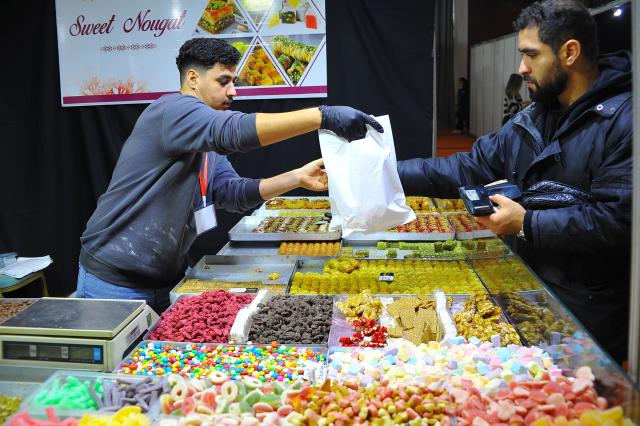 (251123) -- TUNIS, Nov. 23, 2025 (Xinhua) -- A visitor buys pastries at the 7th edition of the International Chocolate & Pastry Fair in Tunis, Tunisia, Nov. 22, 2025.
  The three-day fair concluded here on Saturday. (Photo by Adel Ezzine/Xinhua)