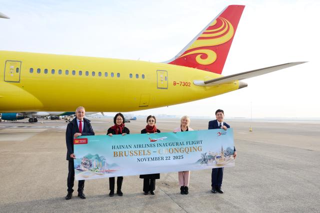 (251123) -- BRUSSELS, Nov. 23, 2025 (Xinhua) -- Guests pose for a group photo in front of the Hainan Airlines inaugural flight HU470 from Brussels to Chongqing at the Brussels Airport in Brussels, Belgium, Nov. 22, 2025.
  China's Hainan Airlines on Saturday launched a direct passenger service between Brussels and southwest China's Chongqing Municipality, adding a new air link between Belgium and China's western region.
  The route, operated three times a week as flight HU470 from Brussels, is the carrier's fourth direct connection from Brussels to the Chinese mainland, after services to Beijing, Shanghai and Shenzhen, the airline said. (Hainan Airlines/Handout via Xinhua)