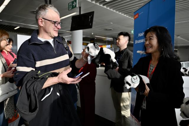 (251123) -- BRUSSELS, Nov. 23, 2025 (Xinhua) -- A passenger who will board the Hainan Airlines inaugural flight HU470 from Brussels to Chongqing, is presented with a toy panda at the Brussels Airport in Brussels, Belgium, Nov. 22, 2025.
  China's Hainan Airlines on Saturday launched a direct passenger service between Brussels and southwest China's Chongqing Municipality, adding a new air link between Belgium and China's western region.
  The route, operated three times a week as flight HU470 from Brussels, is the carrier's fourth direct connection from Brussels to the Chinese mainland, after services to Beijing, Shanghai and Shenzhen, the airline said. (Xinhua/Lyu You)